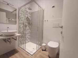 Klassieke tweepersoonskamer | Badkamer | Een douche, gratis toiletartikelen, een haardroger, handdoeken