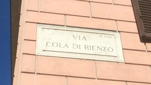 Une façade d’immeuble sur laquelle on peut lire l’inscription « VIA RXXII COLA DI RIENZO ».