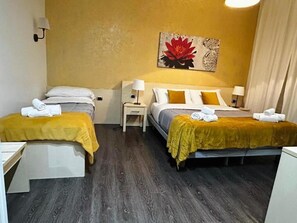 Comfort Triple Room | In-room safe, iron/ironing board, free WiFi