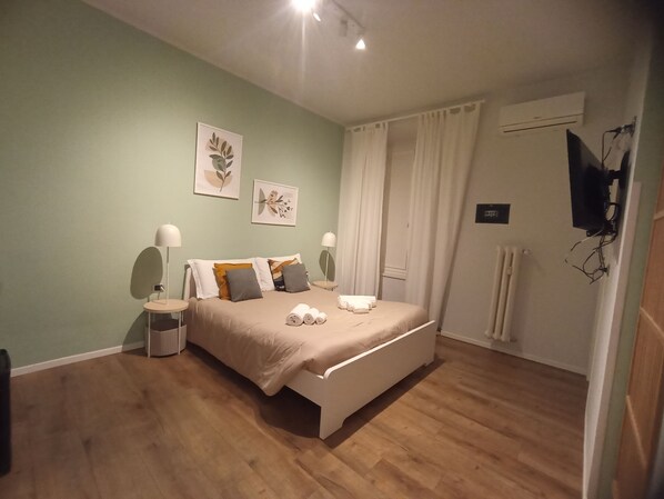 Comfort Double Room | In-room safe, iron/ironing board, free WiFi