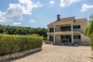 Exterior - Arte Villa,Margarita apartment huge garden,shared pool-5 min drive from Sami (Sami)