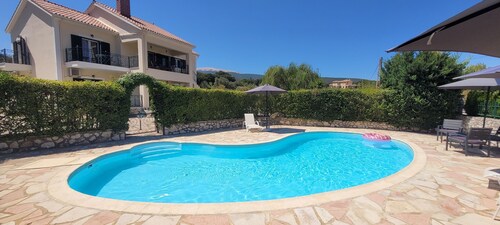 Arte Villa,Margarita apartment huge garden,with pool-5 min drive from Sami