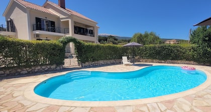 Arte Villa,Margarita apartment huge garden,with pool-5 min drive from Sami