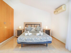 3 chambres, fer et planche à repasser, accès au Wi-Fi (inclus)