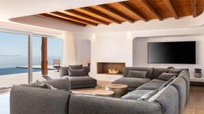 Villa, 5 habitaciones, piscina privada, vistas al mar | Caja fuerte, cortinas opacas, sistema de insonorización