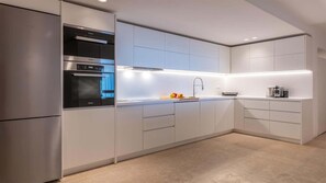 Vila, 5 quartos, piscina particular, vista para o mar | Cozinha privada | Máquina de café expresso, chaleira elétrica