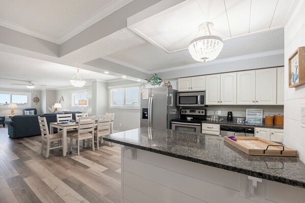 Réfrigérateur, micro-ondes, four, plaque de cuisson