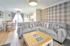 TV, fireplace, DVD player, offices - Host & Stay | The Fold (Rock)