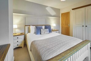 4 bedrooms, desk, iron/ironing board, travel cot