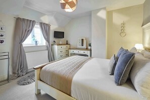 4 Schlafzimmer, Schreibtisch, Bügeleisen/Bügelbrett, Reisekinderbett