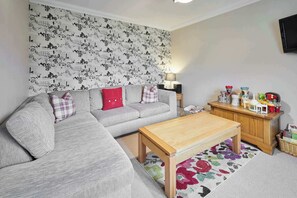 TV, peis, DVD-spiller og kontorer