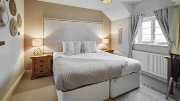 4 bedrooms, desk, iron/ironing board, travel cot