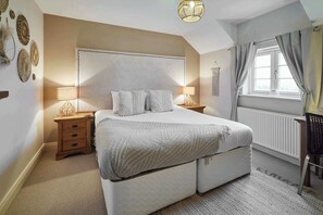 4 Schlafzimmer, Schreibtisch, Bügeleisen/Bügelbrett, Reisekinderbett