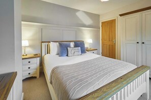4 bedrooms, desk, iron/ironing board, travel cot