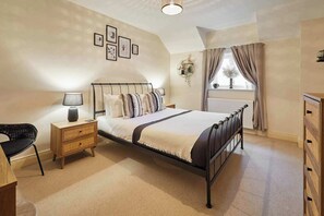 4 bedrooms, desk, iron/ironing board, travel crib - Host & Stay | The Fold (Rock)