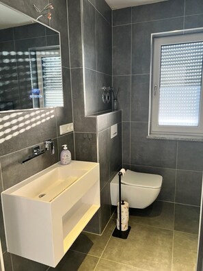 Shower, hair dryer, towels, soap - Modern 65 sqm apartments with terrace and balcony, easy access to the highway (Wallersdorf)