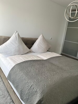 4 bedrooms, WiFi, bed sheets - Modern 65 sqm apartments with terrace and balcony, easy access to the highway (Wallersdorf)