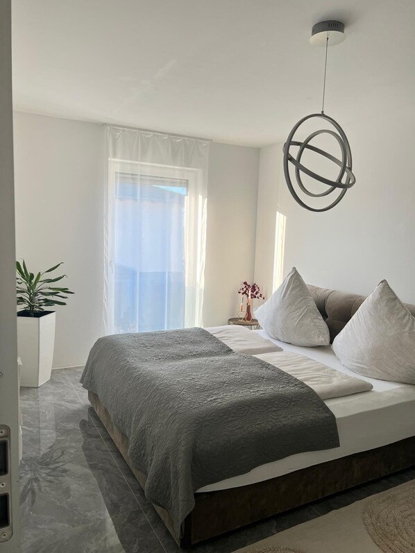 4 bedrooms, WiFi, bed sheets - Modern 65 sqm apartments with terrace and balcony, easy access to the highway (Wallersdorf)