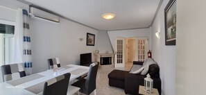 Télévision, cheminée