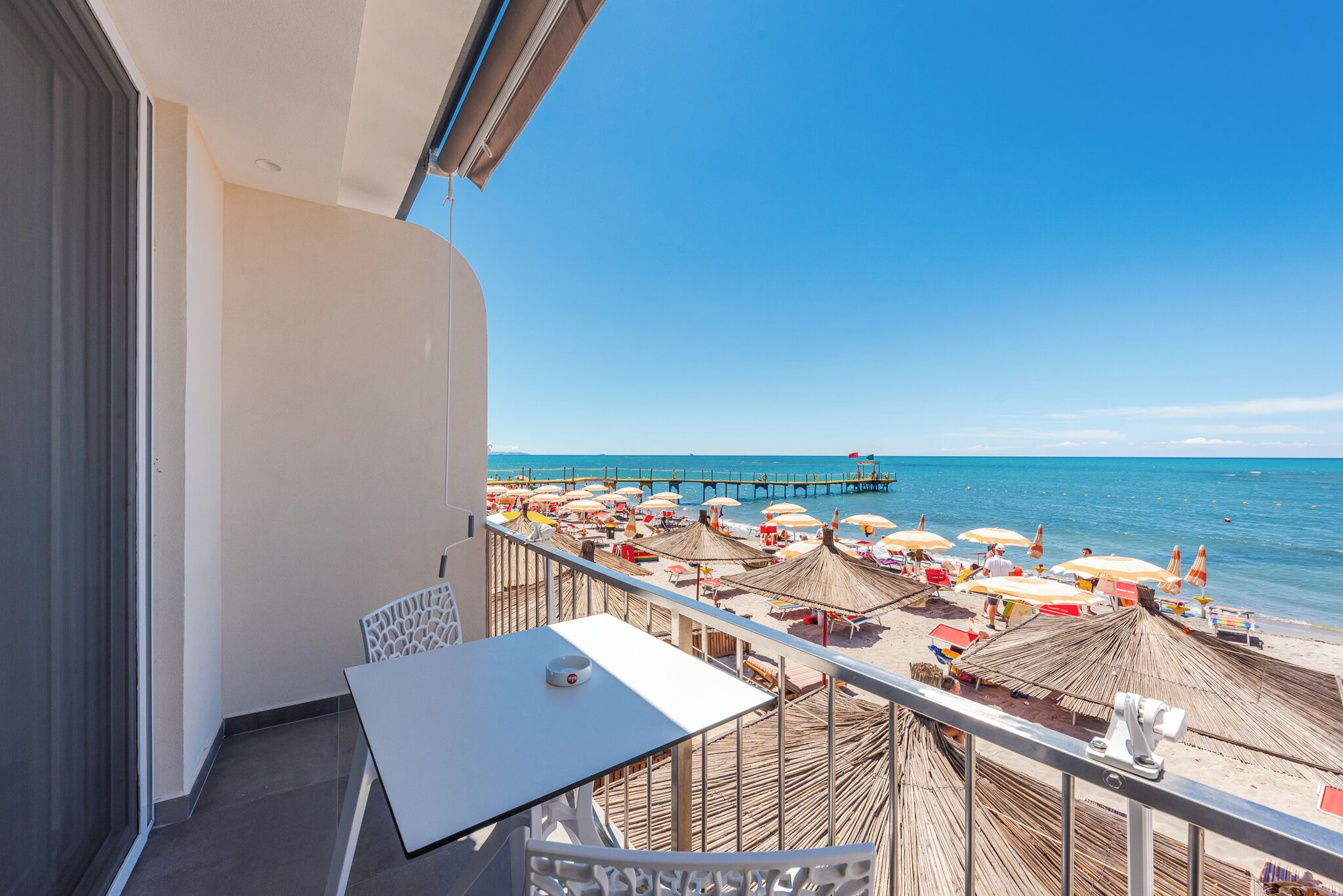 Superior tweepersoonskamer, balkon, uitzicht op zee | Italiaanse Frette-lakens, luxe beddengoed, een minibar