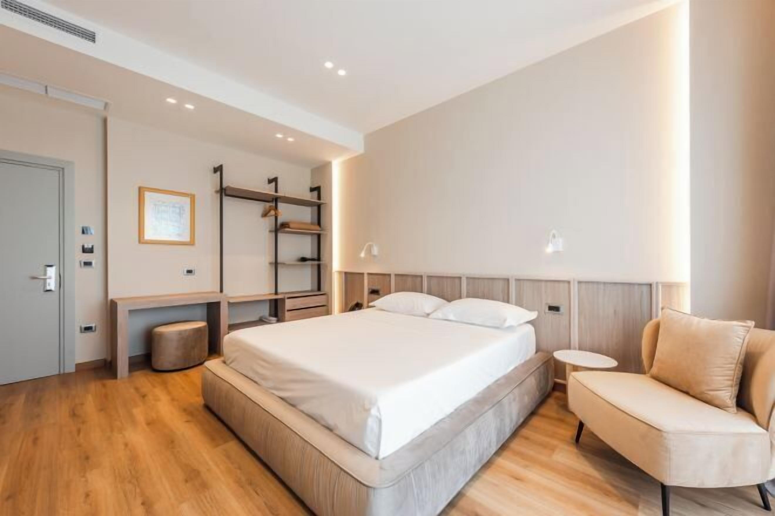 Frette Italian sheets, premium bedding, minibar, in-room safe