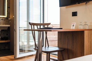 Phòng đôi, ban công, quang cảnh biển | Bộ trải giường bằng vải Frette của Ý, bộ đồ giường cao cấp, minibar 