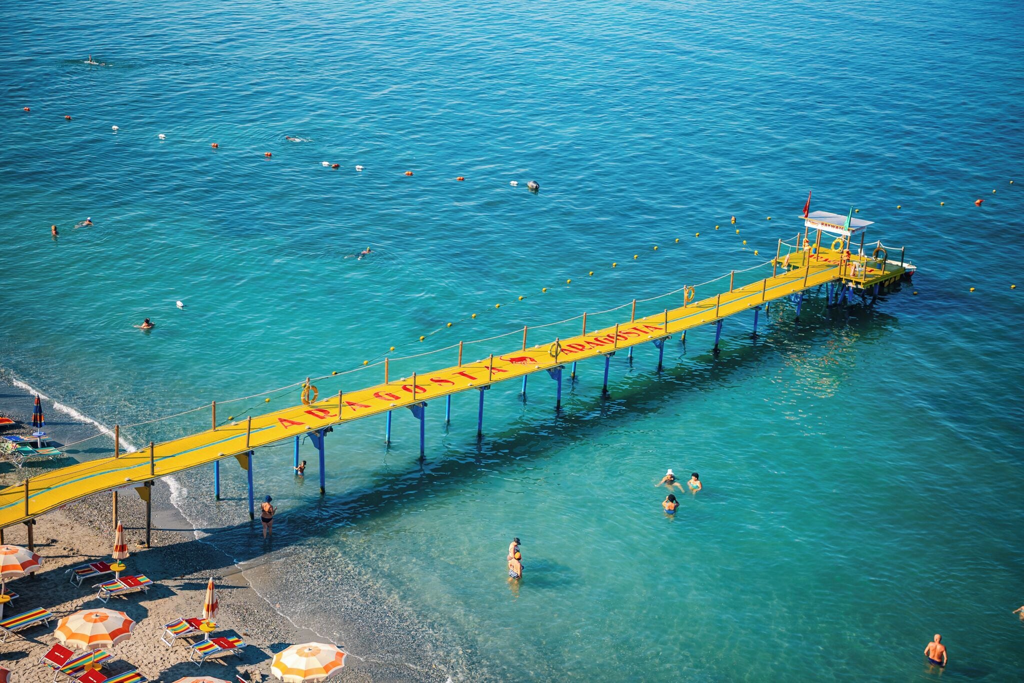 Aan een privéstrand, wit zand, parasols, strandlakens