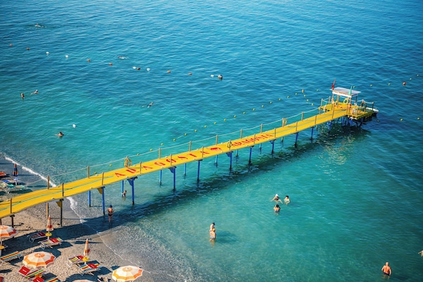 Platja privada, platja de sorra blanca i para-sols per a la platja