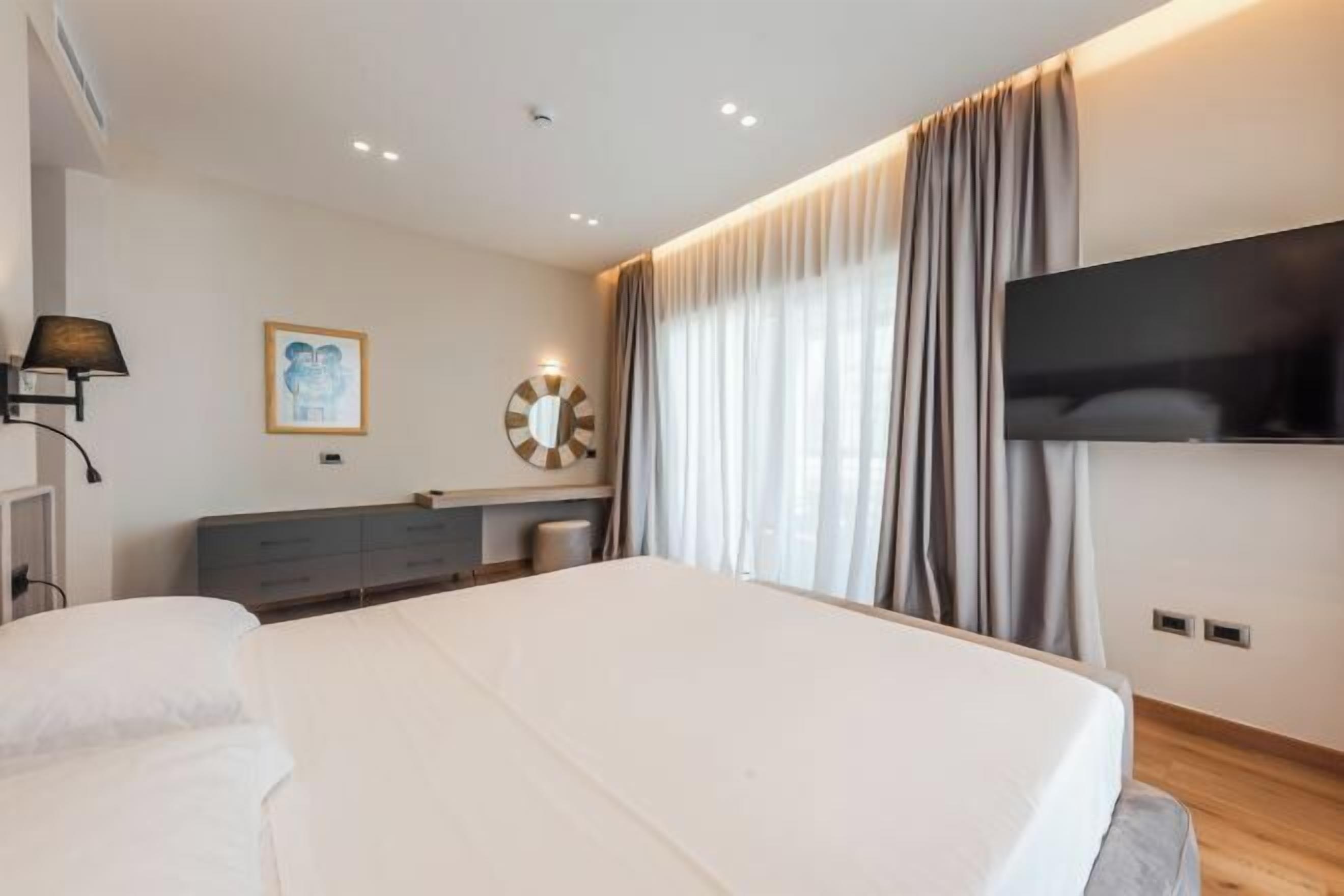 Frette Italian sheets, premium bedding, minibar, in-room safe