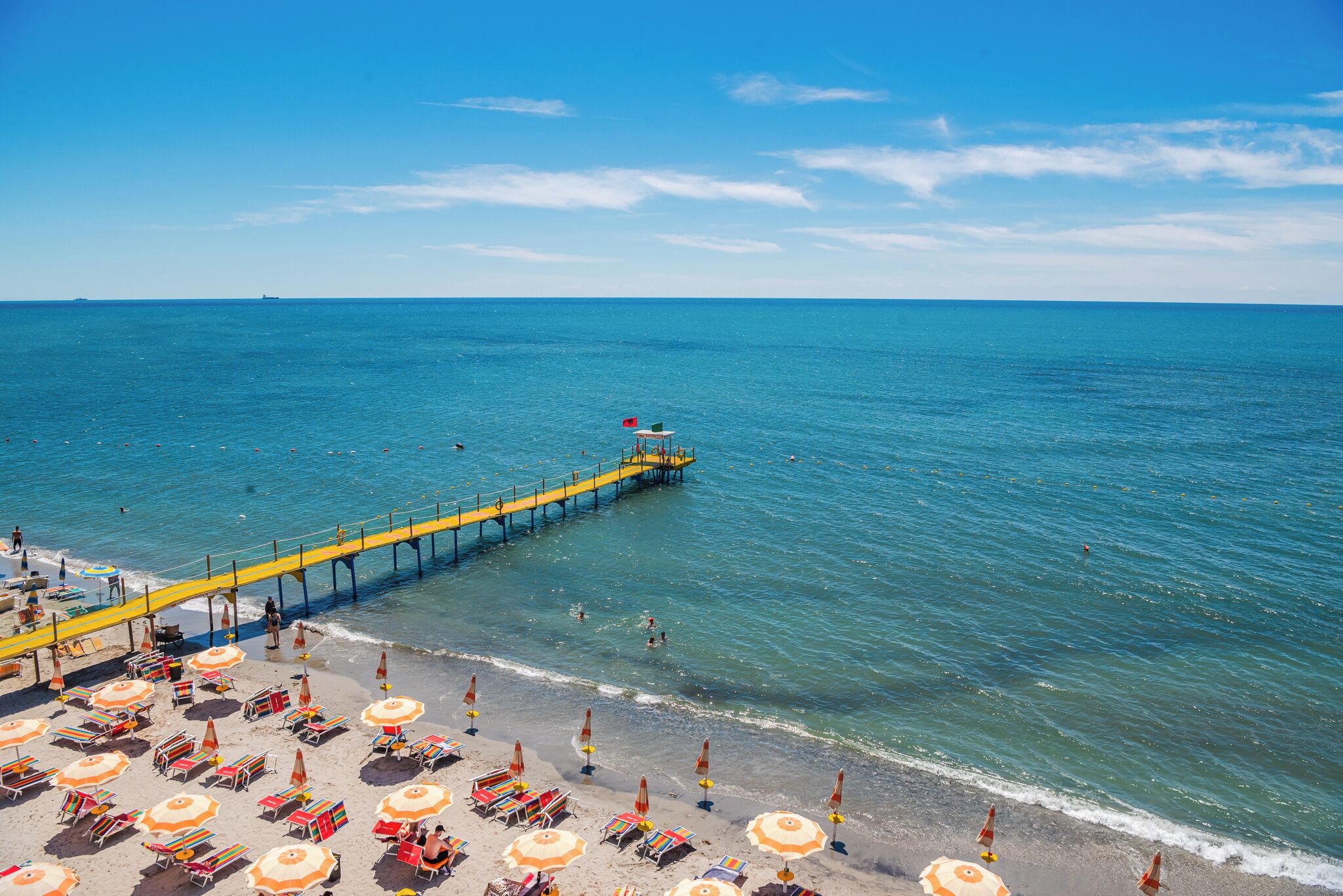 Privatstrand, weißer Sandstrand, Sonnenschirme, Strandtücher
