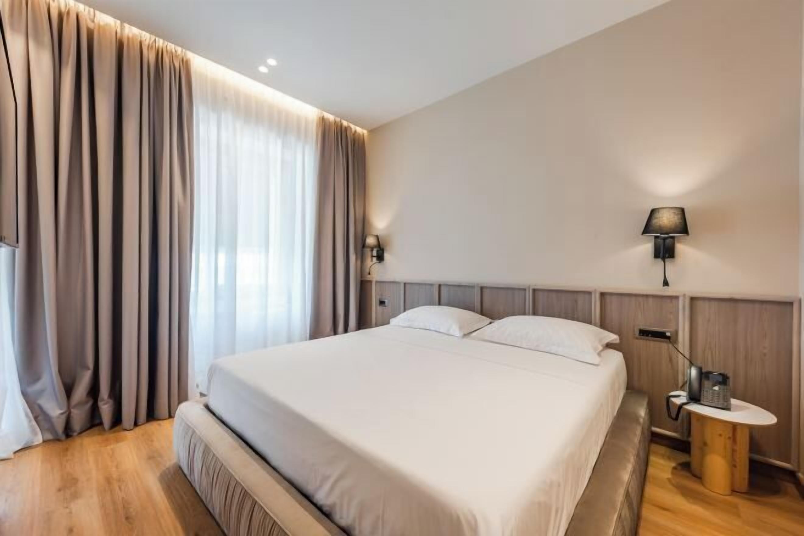 Frette Italian sheets, premium bedding, minibar, in-room safe