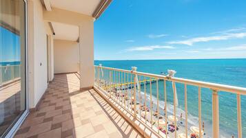 Deluxe Suite, Sea View | Terrace/patio