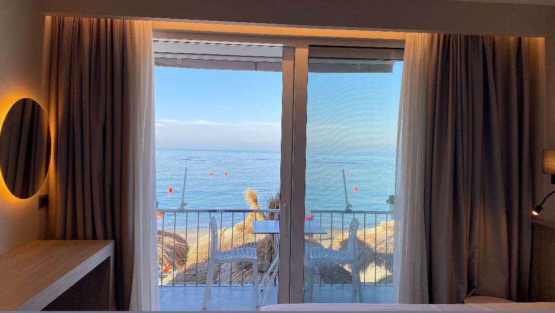 Superior tweepersoonskamer, balkon, uitzicht op zee | Italiaanse Frette-lakens, luxe beddengoed, een minibar