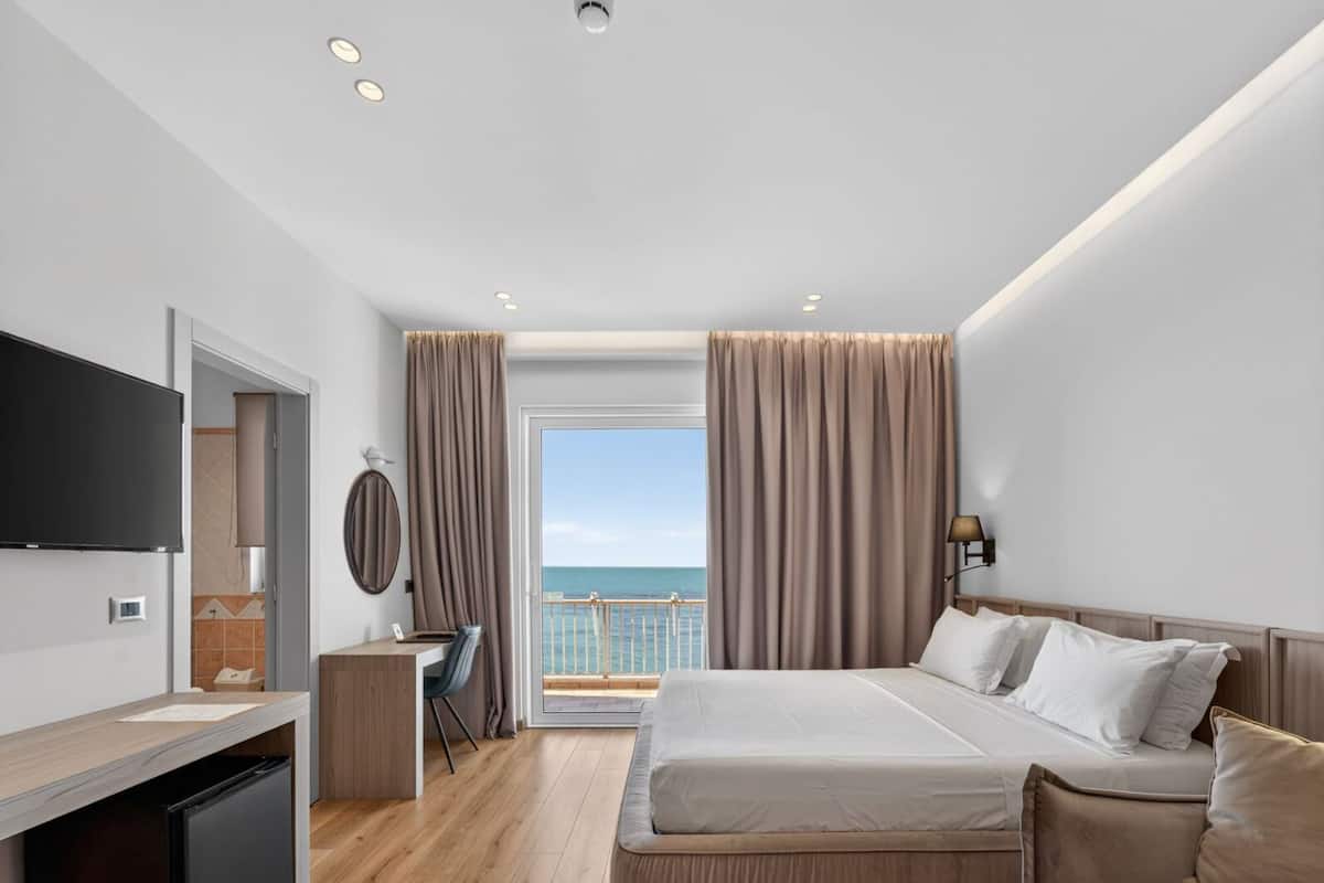 Frette Italian sheets, premium bedding, minibar, in-room safe