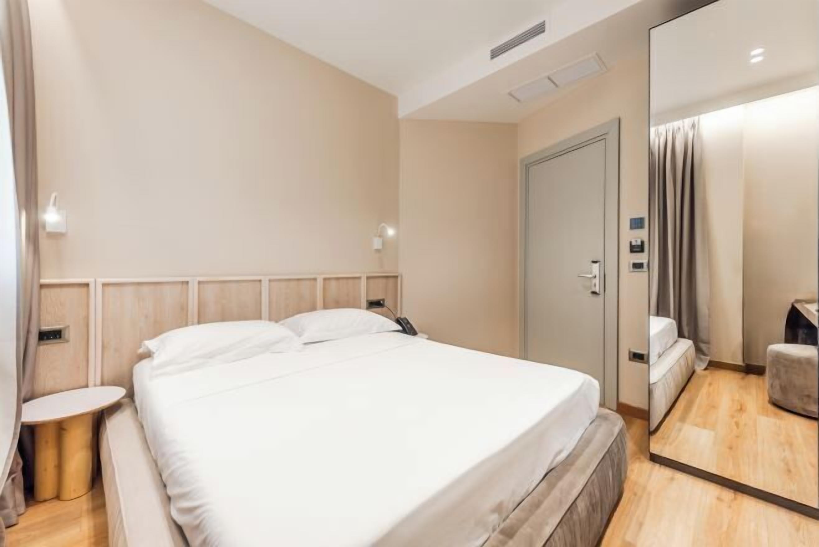 Frette Italian sheets, premium bedding, minibar, in-room safe