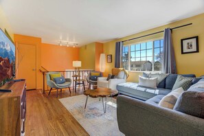 Télévision, cheminée, espaces bureaux