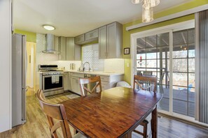 Dining - 4BR w/ Patio and fire pit | near Garden of the God (Colorado Springs)
