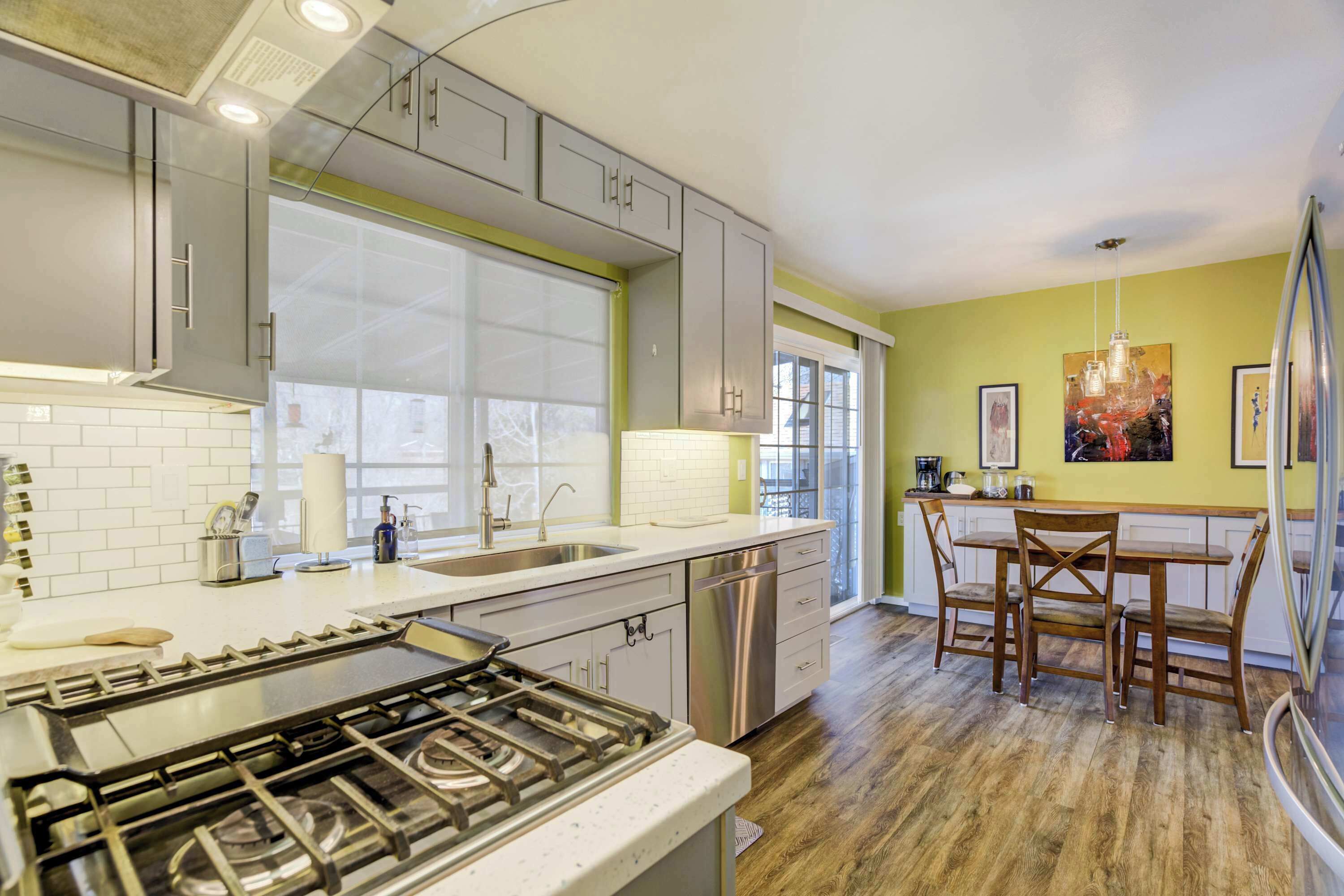 ثلاجة، ميكروويف، فرن، موقد طهي مسطح