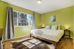 4 bedrooms, desk, iron/ironing board, WiFi - 4BR w/ Patio and fire pit | near Garden of the God (Colorado Springs)
