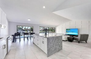 Casa, 3 habitaciones, con acceso para personas discapacitadas, alberca privada | Sala de estar