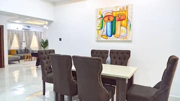 Appartement Familial, balcon, vue ville | Salle Ă manger