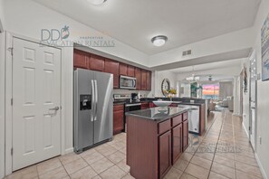 冷蔵庫、電子レンジ、オーブン、コンロ