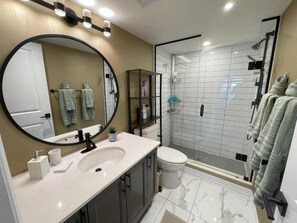 Haartrockner, Handtücher, Seife, Shampoo