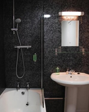 Towels, toilet paper - The Ballinluig Inn (Pitlochry)