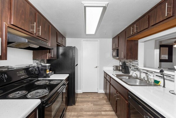 Een koelkast, een microgolfoven, een oven, een kookplaat