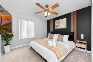 2 slaapkamers, een bureau, een strijkplank/strijkijzer, reisbedje