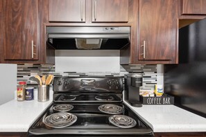 冷蔵庫、電子レンジ、オーブン、コンロ