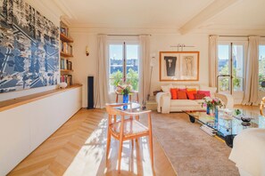 Luxury-Apartment, Stadtblick | Wohnbereich