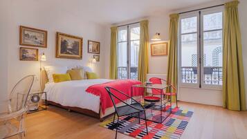 3 habitaciones y tabla de planchar con plancha