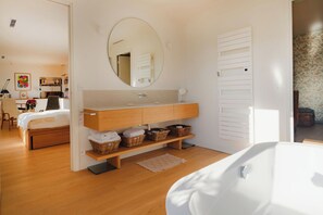 Luxury Apartment, City View | Bathroom - Paris St Germain Loft Residence (Paris)